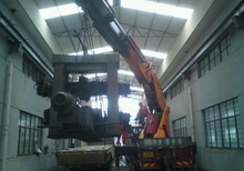 通州區(qū)起重搬運(yùn)設(shè)備公司在進(jìn)行設(shè)備機(jī)器搬出